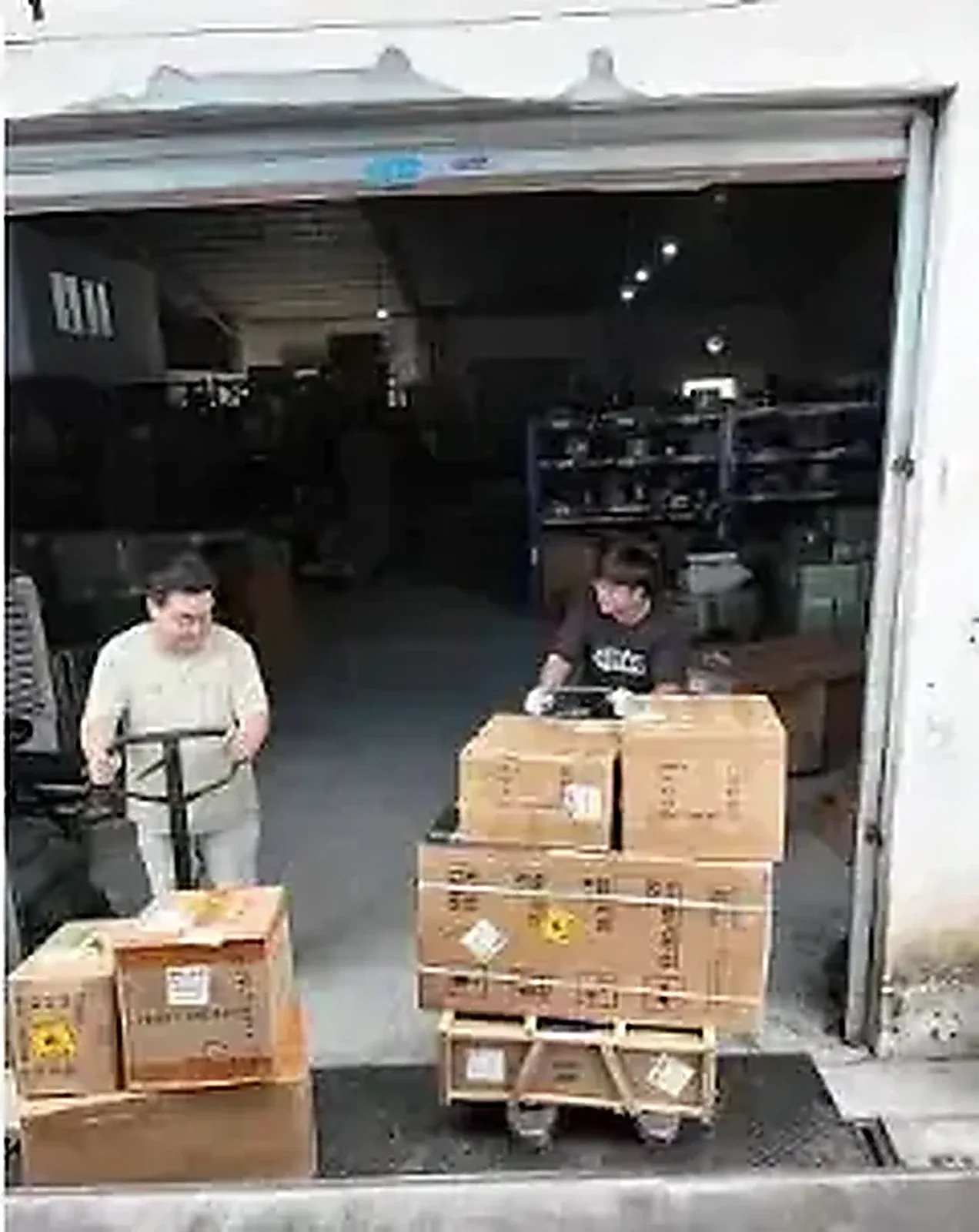 Moving palletized cargo with pallet jacks